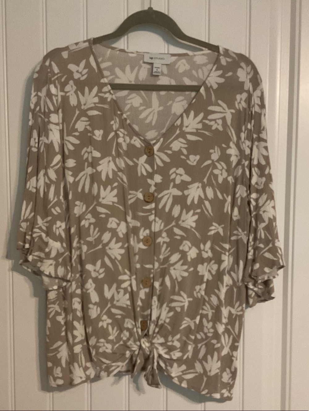 AB Studio Taupe and White Floral Button-Front Tie-Hem Shirt